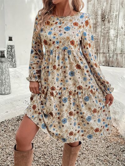 Bedrucktes, langärmliges Kleid mit Rüschen und Rundhalsausschnitt