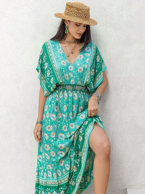 Geblümtes V-Ausschnitt-Kleid mit gesmoktem Oberteil und kurzen Ärmeln