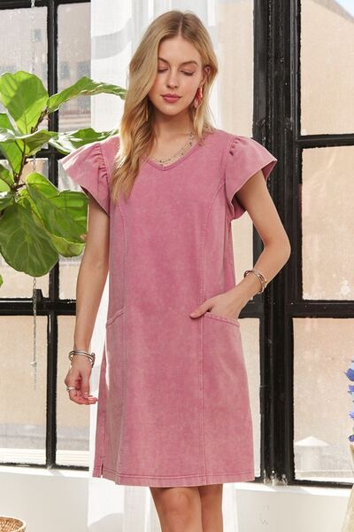 ADORA Mineral Washed V-Ausschnitt Rüschenkleid mit Flügelärmeln