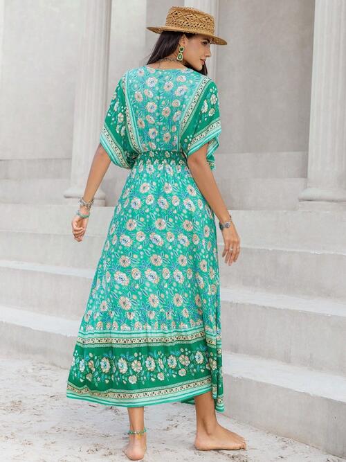 Geblümtes V-Ausschnitt-Kleid mit gesmoktem Oberteil und kurzen Ärmeln